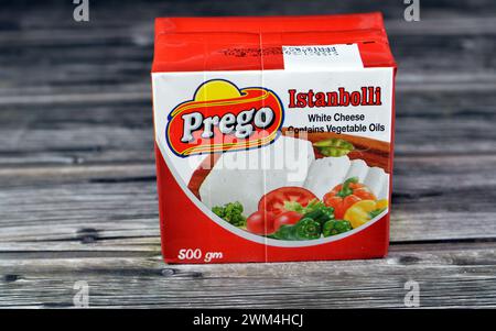 Il Cairo, Egitto, 19 febbraio 2024: Il formaggio bianco Prego ?bolli contiene oli vegetali, utilizzati per aggiungere un tocco di formaggio ai vostri pasti quotidiani, preparando panini Foto Stock