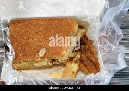 Harissa egiziana, una varietà di torte di semola in Medio Oriente, così decadente e dolce farcita e ripiena di noci, mandorle, uvetta, un'alta e densa Foto Stock