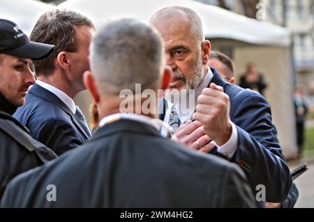 Albaniens Ministerpräsident Edi Rama zeigt sich dem Sicherheitspersonal gegenüber genervt, da auch er den Massnahmen an der Münchner Sicherheitskonferenz Folge leisten muss. für wenige Minuten ist der Zugang zum Bayerischen Hof wegen der Sicherheitsherstellung für die US-amerikanische Vizepräsidentin gesperrt, was die Planungen des Ministerpräsidenten von Albanien leicht verzögert Hat. Albaniens Ministerpräsident Edi Rama zeigt sich dem Sicherheitspersonal gegenüber genervt, da auch er den Massnahmen an der Münchner Sicherheitskonferenz Folge leisten muss. für wenige Minuten ist der Zugang zum Foto Stock