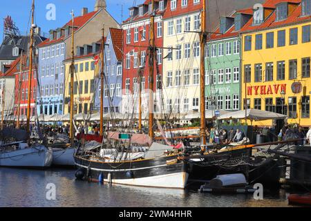 Copenaghen, Danimarca - 22 ottobre 2023: Vista sul lungomare di Nyhavn. Foto Stock