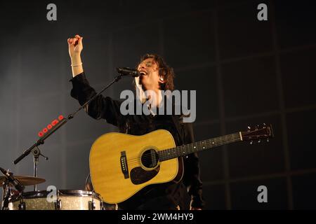 Frederik Fred Rabe von der Band Giant Rooks bei einem Konzert in der Max-Schmeling-Halle a Berlino, 23. Febbraio 2024. Giant Rooks Konzert Berlin *** Frederik Fred Rabe della band Giant Rooks in un concerto al Max Schmeling Halle di Berlino, 23 febbraio 2024 Giant Rooks Concert Berlin Foto Stock