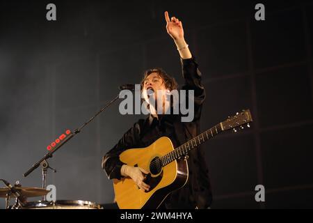 Frederik Fred Rabe von der Band Giant Rooks bei einem Konzert in der Max-Schmeling-Halle a Berlino, 23. Febbraio 2024. Giant Rooks Konzert Berlin *** Frederik Fred Rabe della band Giant Rooks in un concerto al Max Schmeling Halle di Berlino, 23 febbraio 2024 Giant Rooks Concert Berlin Foto Stock