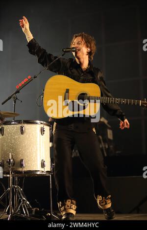 Frederik Fred Rabe von der Band Giant Rooks bei einem Konzert in der Max-Schmeling-Halle a Berlino, 23. Febbraio 2024. Giant Rooks Konzert Berlin *** Frederik Fred Rabe della band Giant Rooks in un concerto al Max Schmeling Halle di Berlino, 23 febbraio 2024 Giant Rooks Concert Berlin Foto Stock