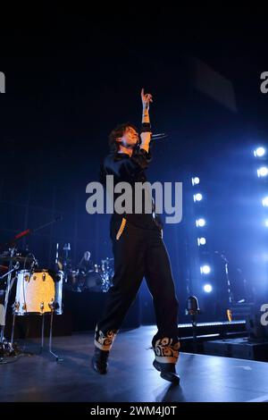 Frederik Fred Rabe von der Band Giant Rooks bei einem Konzert in der Max-Schmeling-Halle a Berlino, 23. Febbraio 2024. Giant Rooks Konzert Berlin *** Frederik Fred Rabe della band Giant Rooks in un concerto al Max Schmeling Halle di Berlino, 23 febbraio 2024 Giant Rooks Concert Berlin Foto Stock