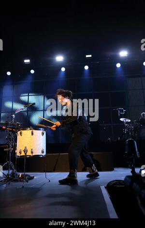 Frederik Fred Rabe von der Band Giant Rooks bei einem Konzert in der Max-Schmeling-Halle a Berlino, 23. Febbraio 2024. Giant Rooks Konzert Berlin *** Frederik Fred Rabe della band Giant Rooks in un concerto al Max Schmeling Halle di Berlino, 23 febbraio 2024 Giant Rooks Concert Berlin Foto Stock