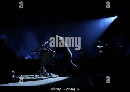 Frederik Fred Rabe von der Band Giant Rooks bei einem Konzert in der Max-Schmeling-Halle a Berlino, 23. Febbraio 2024. Giant Rooks Konzert Berlin *** Frederik Fred Rabe della band Giant Rooks in un concerto al Max Schmeling Halle di Berlino, 23 febbraio 2024 Giant Rooks Concert Berlin Foto Stock