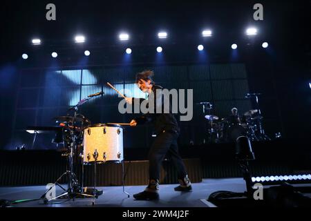 Frederik Fred Rabe von der Band Giant Rooks bei einem Konzert in der Max-Schmeling-Halle a Berlino, 23. Febbraio 2024. Giant Rooks Konzert Berlin *** Frederik Fred Rabe della band Giant Rooks in un concerto al Max Schmeling Halle di Berlino, 23 febbraio 2024 Giant Rooks Concert Berlin Foto Stock