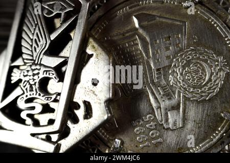 Cairo, Egitto, 19 febbraio 2024: Medaglie d'argento con varie forme e commemorazioni, 5 monete d'argento egiziane del Giubileo d'oro della Lega Araba, altri silv Foto Stock