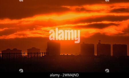 Glasgow, Scozia, Regno Unito. 24 febbraio 2024. Meteo nel Regno Unito: Il sole inizia con il sole sul West End della città e Maryhill sorge sui gasometri di Kelvindale. Credit Gerard Ferry/Alamy Live News Foto Stock