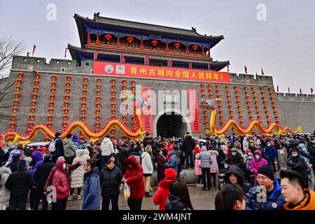 Qingzhou, Cina. 24 febbraio 2024. I turisti stanno guardando uno spettacolo folcloristico presso il punto panoramico della città antica a Qingzhou, provincia di Shandong, Cina, il 24 febbraio 2024. (Foto di Costfoto/NurPhoto) credito: NurPhoto SRL/Alamy Live News Foto Stock