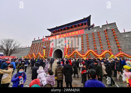 Qingzhou, Cina. 24 febbraio 2024. I turisti stanno guardando uno spettacolo folcloristico presso il punto panoramico della città antica a Qingzhou, provincia di Shandong, Cina, il 24 febbraio 2024. (Foto di Costfoto/NurPhoto) credito: NurPhoto SRL/Alamy Live News Foto Stock