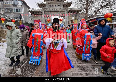 Qingzhou, Cina. 24 febbraio 2024. Gli artisti folk eseguono le tradizionali usanze popolari presso il punto panoramico della città antica a Qingzhou, provincia di Shandong, Cina, il 24 febbraio 2024. (Foto di Costfoto/NurPhoto) credito: NurPhoto SRL/Alamy Live News Foto Stock