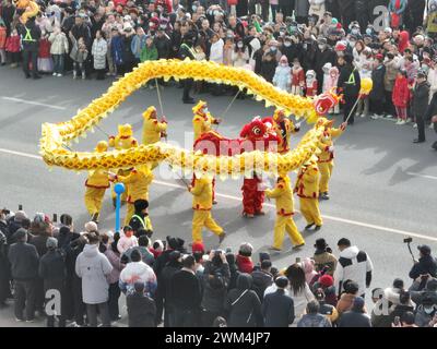 Korla, Cina. 24 febbraio 2024. Gli artisti folk stanno eseguendo una danza del drago a Korla, nella regione autonoma di Xinjiang Uygur, nella Cina nordoccidentale, il 24 febbraio 2024. (Foto di Costfoto/NurPhoto) credito: NurPhoto SRL/Alamy Live News Foto Stock