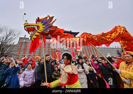 Qingzhou, Cina. 24 febbraio 2024. Gli artisti folk stanno eseguendo una danza del drago nel punto panoramico della città antica a Qingzhou, provincia di Shandong, Cina, il 24 febbraio 2024. (Foto di Costfoto/NurPhoto) credito: NurPhoto SRL/Alamy Live News Foto Stock