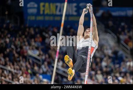 Berlino, Germania. 23 febbraio 2024. Atletica: Istaf Indoor, caveau maschile, Mercedes-Benz Arena. Robert Sobera dalla Polonia in azione. Crediti: Andreas Gora/dpa/Alamy Live News Foto Stock