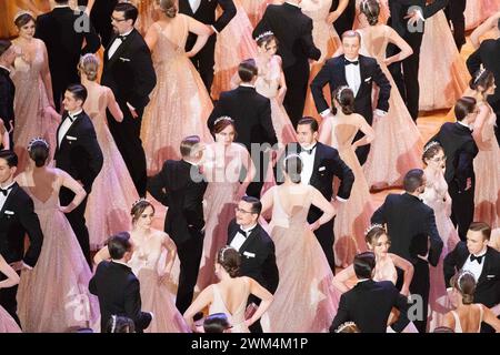 Dresda, Germania. 23 febbraio 2024. Le coppie debuttanti ballano al 16° Dresden Semper Opera Ball nel Semperoper. Crediti: Sebastian Kahnert/dpa/Alamy Live News Foto Stock