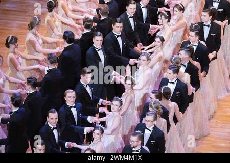 Dresda, Germania. 23 febbraio 2024. Le coppie debuttanti ballano al 16° Dresden Semper Opera Ball nel Semperoper. Crediti: Sebastian Kahnert/dpa/Alamy Live News Foto Stock