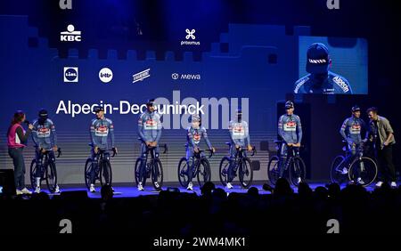 Gent, Belgio. 24 febbraio 2024. Alpecin-Deceuninck riders nella foto al via della 79a edizione della gara ciclistica di un giorno maschile Omloop Het Nieuwsblad (UCI World Tour), 202km da Gent a Ninove, sabato 24 febbraio 2024. BELGA FOTO DIRK WAEM credito: Belga News Agency/Alamy Live News Foto Stock