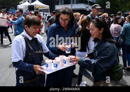 Melbourne, Australia. 24 febbraio 2024. Una donna distribuisce yogurt greco durante il festival. L'Antipodes Festival di Melbourne è la più grande celebrazione della cultura greca in Australia. Il festival di due giorni offre esposizioni culturali, danze tradizionali greche, spettacoli di musica dal vivo e autentica cucina greca di venditori locali. Credito: SOPA Images Limited/Alamy Live News Foto Stock