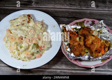 Frutti di mare cremosi al forno mix di gamberetti, calamari di calamari, filetto di pesce, mozzarella, fette di peperone colorate e filetto di filetto di pesce grigliato W. Foto Stock