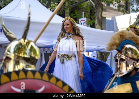 Melbourne, Australia. 24 febbraio 2024. Una donna vista vestita da dea greca. L'Antipodes Festival di Melbourne è la più grande celebrazione della cultura greca in Australia. Il festival di due giorni offre esposizioni culturali, danze tradizionali greche, spettacoli di musica dal vivo e autentica cucina greca di venditori locali. Credito: SOPA Images Limited/Alamy Live News Foto Stock