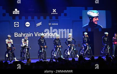 Gent, Belgio. 24 febbraio 2024. Bahrain Victorious riders in foto all'inizio della 79a edizione della corsa ciclistica maschile di un giorno Omloop Het Nieuwsblad (UCI World Tour), 202 km da Gent a Ninove, sabato 24 febbraio 2024. BELGA FOTO DIRK WAEM credito: Belga News Agency/Alamy Live News Foto Stock