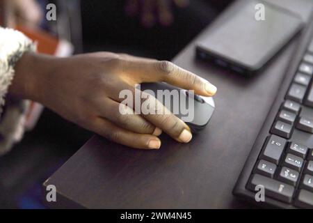 Computer Maus, Jos, 06.02.2024. Jos Nigeria *** mano di mouse per computer, Jos, 06 02 2024 Jos Nigeria Copyright: XUtexGrabowsky/PhotothekMe Foto Stock