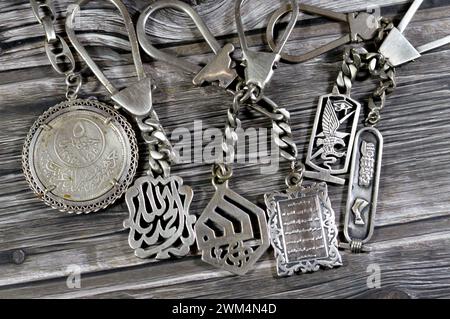 Cairo, Egitto, 19 febbraio 2024: Medaglie d'argento con varie forme e commemorazioni, 5 monete d'argento egiziane del Giubileo d'oro della Lega Araba, Islamic me Foto Stock