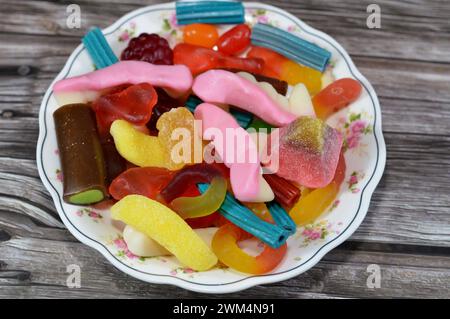 Caramelle gommose, gomme, caramelle gommose, caramelle gommose o caramelle gelatinose, dolci masticabili a base di gelatina. Caramelle in gelatina gommosa in varie forme Foto Stock