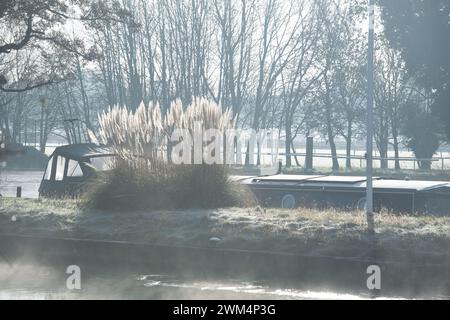 Boveney, Buckinghamshire, Regno Unito. 24 febbraio 2024. La nebbia sorge sopra il Tamigi a Boveney Lock. E' stato un inizio freddo e gelido stamattina a Boveney, nel Buckinghamshire, con temperature a meno 3 gradi. Crediti: Maureen McLean/Alamy Live News Foto Stock