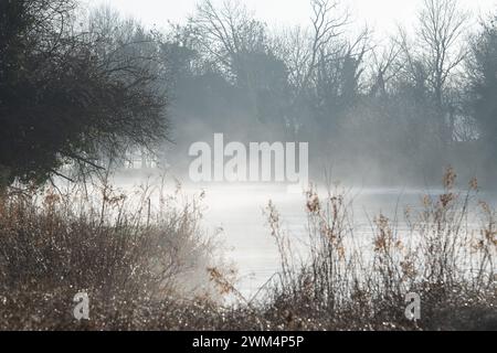 Boveney, Buckinghamshire, Regno Unito. 24 febbraio 2024. La nebbia sorge sopra il Tamigi a Boveney Lock. E' stato un inizio freddo e gelido stamattina a Boveney, nel Buckinghamshire, con temperature a meno 3 gradi. Crediti: Maureen McLean/Alamy Live News Foto Stock