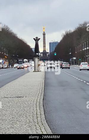 Berlin Themenfoto: Stadt, Deutschland, Berlin, 23.02.2024 Die Strasse des 17. Juni in Berlin im Hintergrund die Siegessaeule Themenfoto: Stadt, Deutschland, Berlin, 23.02.2024 *** Berlin Theme Photo City, Germany, Berlin, 23 02 2024 Strasse des 17 Juni a Berlino sullo sfondo The Siegessaeule Theme Photo City, Germany, Berlin, 23 02 2024 Copyright: XAugstx/xEibner-Pressefotox EP jat Foto Stock