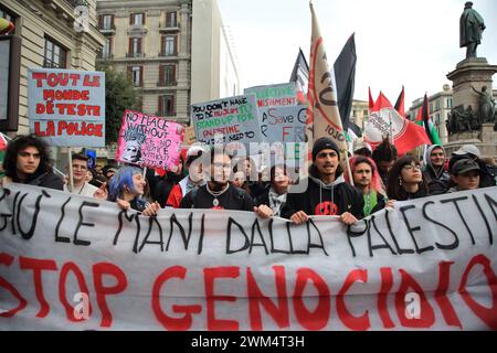 23 febbraio 2024, Napoli, Campania/Napoli, Italia: Manifestazione organizzata da rete Napoli per la Palestina, Centro culturale Handala Ali, rete studentesca per la Palestina per chiedere la cessazione del genocidio del popolo palestinese da parte di Israele dopo gli attentati di Hamas del 7 ottobre 2023 in territorio israeliano. Sono trascorsi più di quattro mesi dall'inizio dell'offensiva che Israele sta operando in Palestina e... Ad oggi, più di 30.000 palestinesi sono stati uccisi, Israele non ha risparmiato nulla e nessuno: Donne, bambini, operatori sanitari, giornalisti. (Immagine di credito: © Pasquale Senatore/Pacific Foto Stock