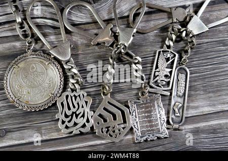 Cairo, Egitto, 19 febbraio 2024: Medaglie d'argento con varie forme e commemorazioni, 5 monete d'argento egiziane del Giubileo d'oro della Lega Araba, Islamic me Foto Stock