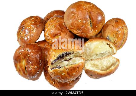 Biscotti tradizionali arabi assortiti, pasticceria ripiena di datteri, crema Malbana e condita con semi di sesamo, biscotti egiziani ripieni, famoso centro Foto Stock