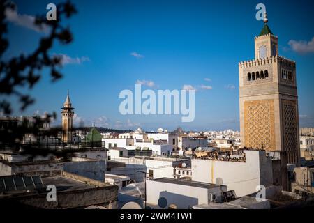 21 febbraio 2024: Tunisi, Tunisia. 21 febbraio 2024. Una vista del minareto della moschea al-Zaytuna, situato nel quartiere Medina di Tunisi, la capitale della Tunisia. Il minareto in stile Almohades, che si trova nell'angolo nord-occidentale del cortile della moschea, fu costruito nel 1894. Il minareto è un importante punto di riferimento nella Medina, che è stata patrimonio dell'umanità dell'UNESCO dal 1979 (Credit Image: © Hasan mrad/IMAGESLIVE via ZUMA Press Wire) SOLO PER USO EDITORIALE! Non per USO commerciale! Foto Stock