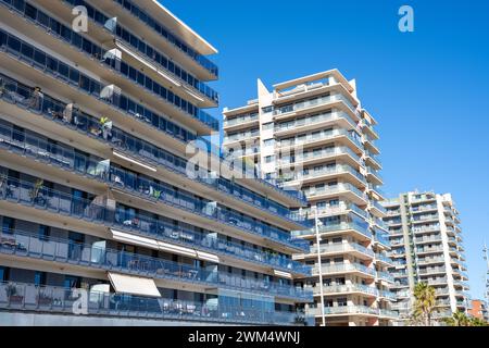 Moderni ed alti edifici di appartamenti visti a Badalona, Spagna Foto Stock