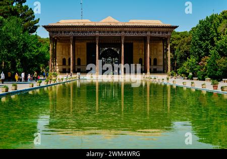 Isfahan, Iran, 06.30.2023: Chehel Sotoun, Reflection on the Pond facade Chehel Sotoun Foto Stock
