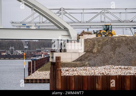 Il Duisburg Gateway Terminal, nuovo punto di trasbordo trimodale per container a Duisport, porto interno di Duisburg-Ruhrort, ancora in costruzione, S Foto Stock