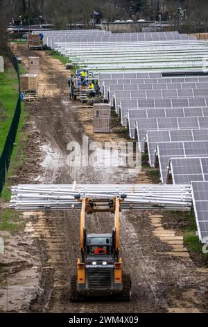 Costruzione di un parco solare a Neukirchen-Vluyn, saranno installati oltre 10.000 moduli solari su 4,2 ettari, che genereranno quindi 6 milioni di chili Foto Stock