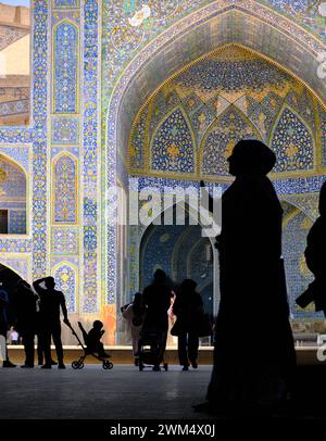 Isfahan, Iran, 06.30.2023: Moschea Shah, Isfahan, persone all'interno della Moschea Shah Foto Stock