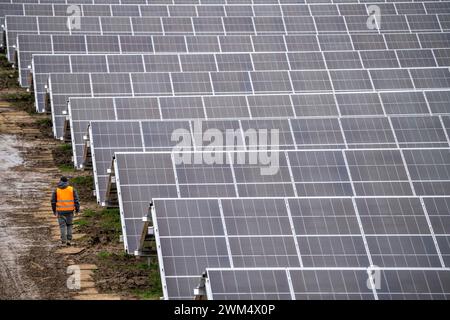 Costruzione di un parco solare a Neukirchen-Vluyn, saranno installati oltre 10.000 moduli solari su 4,2 ettari, che genereranno quindi 6 milioni di chili Foto Stock