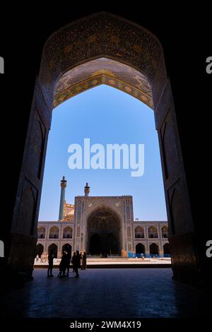 Isfahan, Iran, 06.30.2023: Moschea Shah, Isfahan, persone all'interno della Moschea Shah Foto Stock