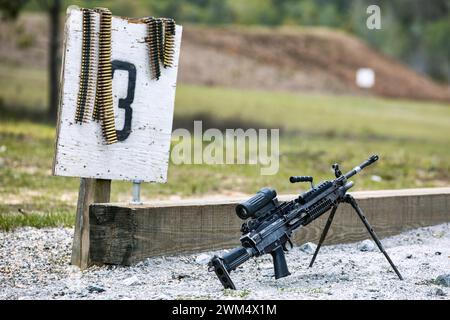 Fort Benning, Georgia - 9 aprile 2022: Mitragliatrice leggera M249 a terra a un raggio di tiro militare Foto Stock