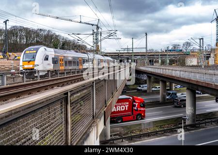 Ponti ferroviari allo svincolo Duisburg-Kaiserberg, completa ricostruzione e nuova costruzione dello svincolo A3 e A40, tutti ponti, rampa Foto Stock