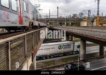 Ponti ferroviari allo svincolo Duisburg-Kaiserberg, completa ricostruzione e nuova costruzione dello svincolo A3 e A40, tutti ponti, rampa Foto Stock