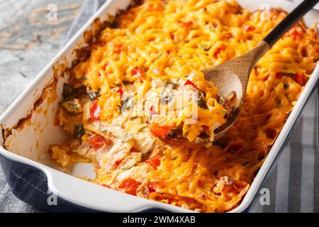 La casseruola di pollo king Ranch è un piatto base del Texas meridionale in primo piano in un piatto da forno su un tavolo di marmo. Orizzontale Foto Stock