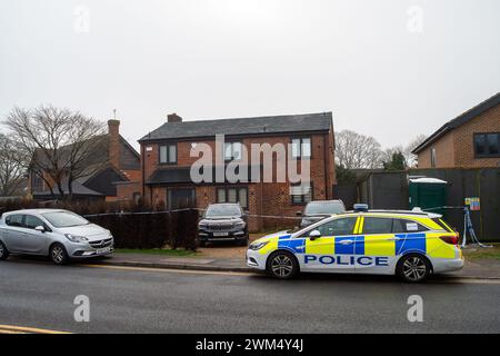 Beaconsfield, Buckinghamshire, Regno Unito. 24 febbraio 2024. La Major Crime Unit della polizia di Thames Valley ha avviato un'indagine per omicidio nella ricca cittadina pendolare di Beaconsfield, nel Buckinghamshire. Gli agenti sono stati chiamati ieri alle 6:20, a Seeleys Road a Beaconsfield, nel Buckinghamshire. Purtroppo una donna di quarant'anni è stata trovata gravemente ferita e dichiarata morta sulla scena. I suoi parenti più prossimi sono stati informati e sono supportati da ufficiali appositamente addestrati. Un uomo di 39 anni di Beaconsfield e' stato arrestato con l'accusa di omicidio e rimane sotto custodia della polizia. Pol Foto Stock