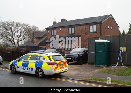 Beaconsfield, Buckinghamshire, Regno Unito. 24 febbraio 2024. La Major Crime Unit della polizia di Thames Valley ha avviato un'indagine per omicidio nella ricca cittadina pendolare di Beaconsfield, nel Buckinghamshire. Gli agenti sono stati chiamati ieri alle 6:20, a Seeleys Road a Beaconsfield, nel Buckinghamshire. Purtroppo una donna di quarant'anni è stata trovata gravemente ferita e dichiarata morta sulla scena. I suoi parenti più prossimi sono stati informati e sono supportati da ufficiali appositamente addestrati. Un uomo di 39 anni di Beaconsfield e' stato arrestato con l'accusa di omicidio e rimane sotto custodia della polizia. Pol Foto Stock