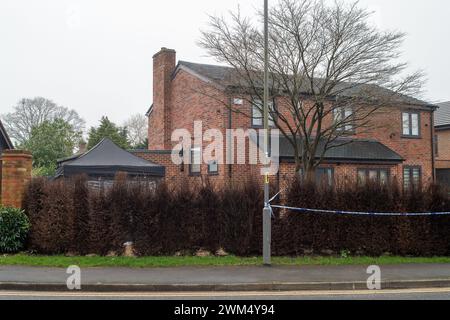 Beaconsfield, Buckinghamshire, Regno Unito. 24 febbraio 2024. La Major Crime Unit della polizia di Thames Valley ha avviato un'indagine per omicidio nella ricca cittadina pendolare di Beaconsfield, nel Buckinghamshire. Gli agenti sono stati chiamati ieri alle 6:20, a Seeleys Road a Beaconsfield, nel Buckinghamshire. Purtroppo una donna di quarant'anni è stata trovata gravemente ferita e dichiarata morta sulla scena. I suoi parenti più prossimi sono stati informati e sono supportati da ufficiali appositamente addestrati. Un uomo di 39 anni di Beaconsfield e' stato arrestato con l'accusa di omicidio e rimane sotto custodia della polizia. Pol Foto Stock